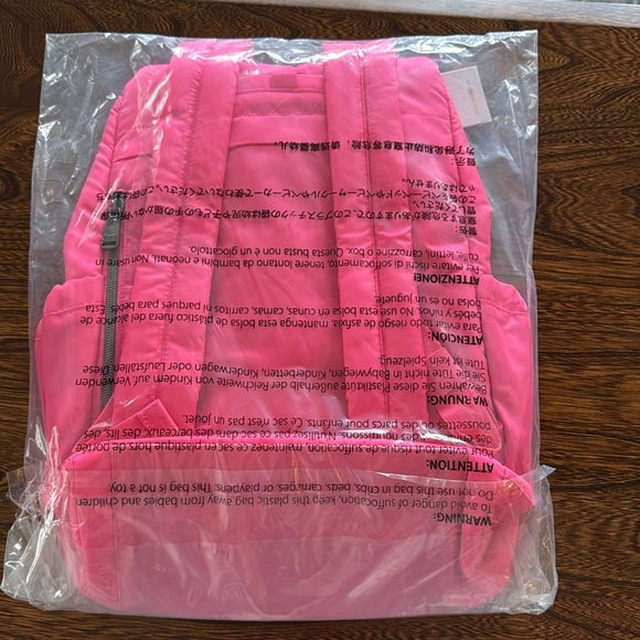 Lug Hatchback SE, Magenta, NWT - Picture 5 of 12